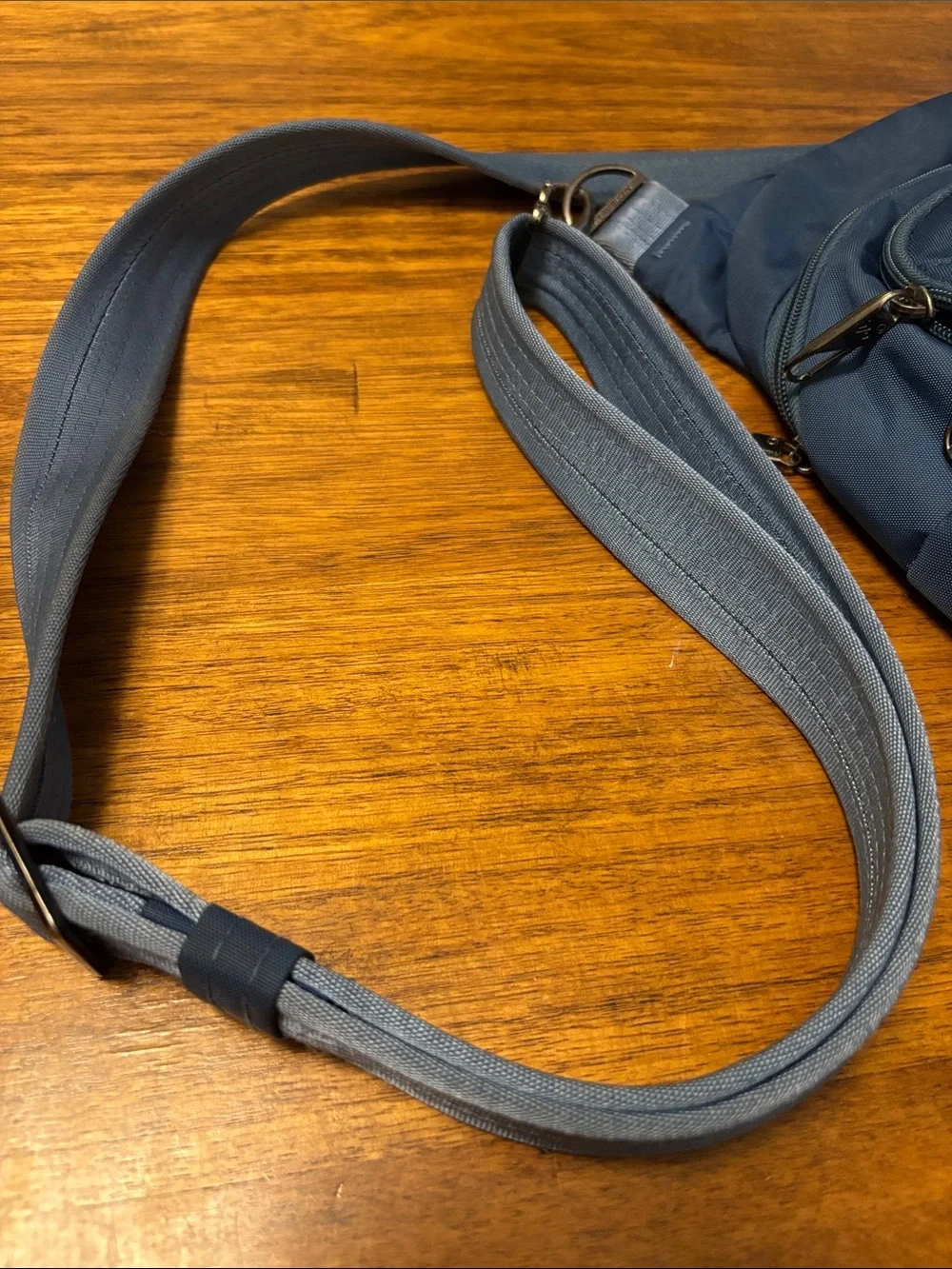 Travelon Anti-Theft Active Tour Bag - Messenger style, hardy, excellent